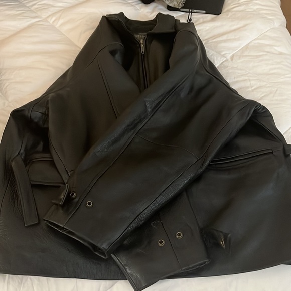 Have an xl black leather jacket made by”Beyond California“. Perfect condition ! - Picture 6 of 7